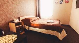 Гостиница Шале на Комсомольском Новосибирск Двухместный номер эконом-класса с 1 кроватью и общей ванной комнатой-1