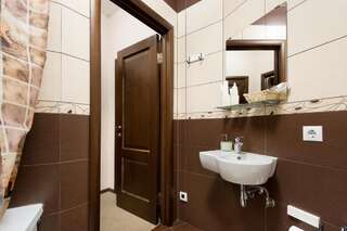 Гостиница Шале на Комсомольском Новосибирск Двухместный номер эконом-класса с 2 отдельными кроватями и общей ванной комнатой-4